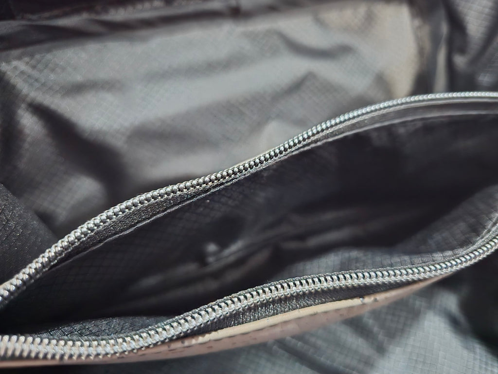 Charles Dopp Kit zippered center divider detail
