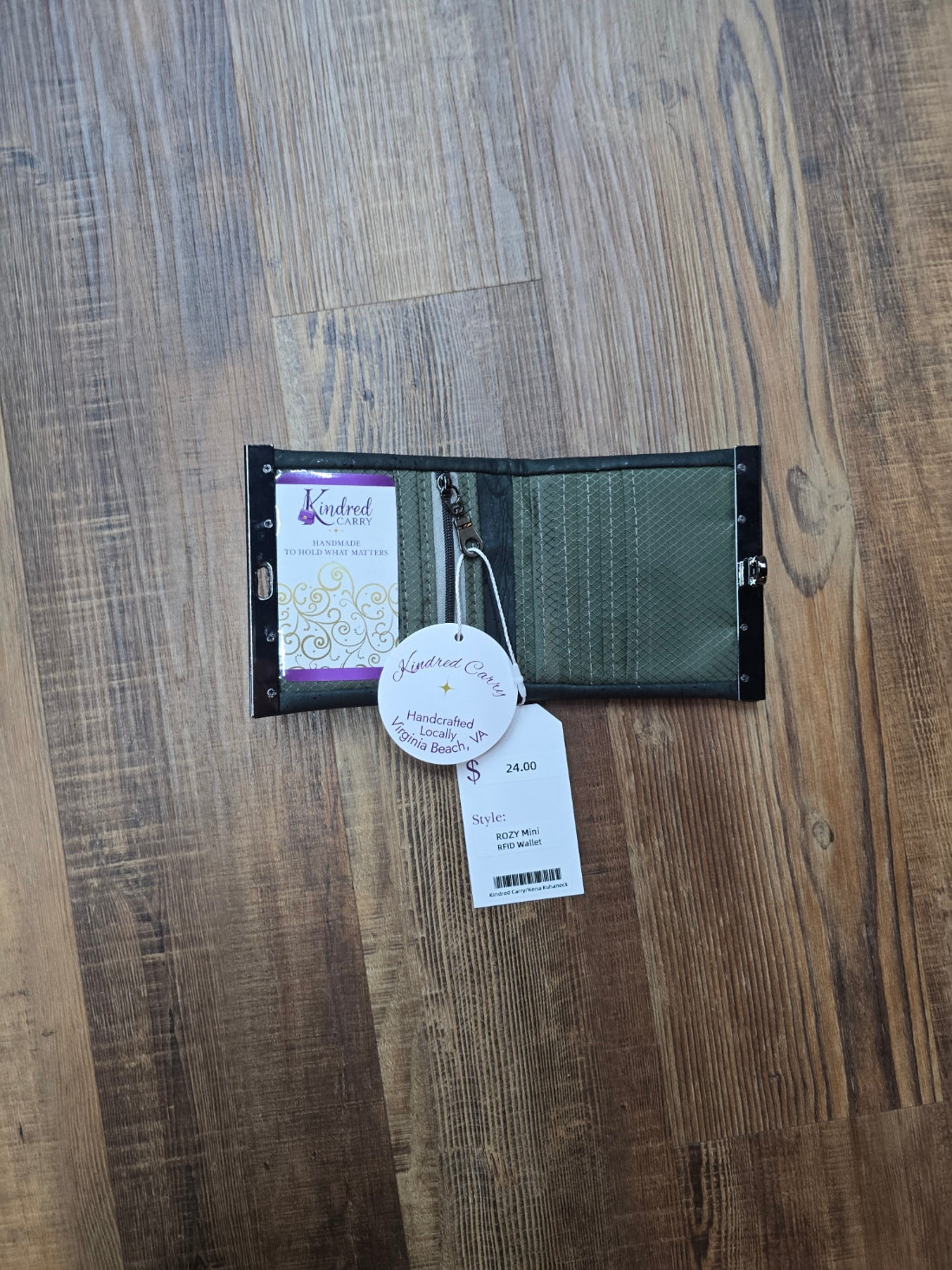 Kindred Carry Mini Rozy wallet in dark green
